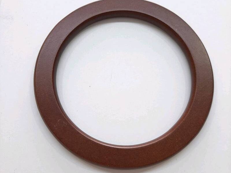 Asas en madera oscura marrón